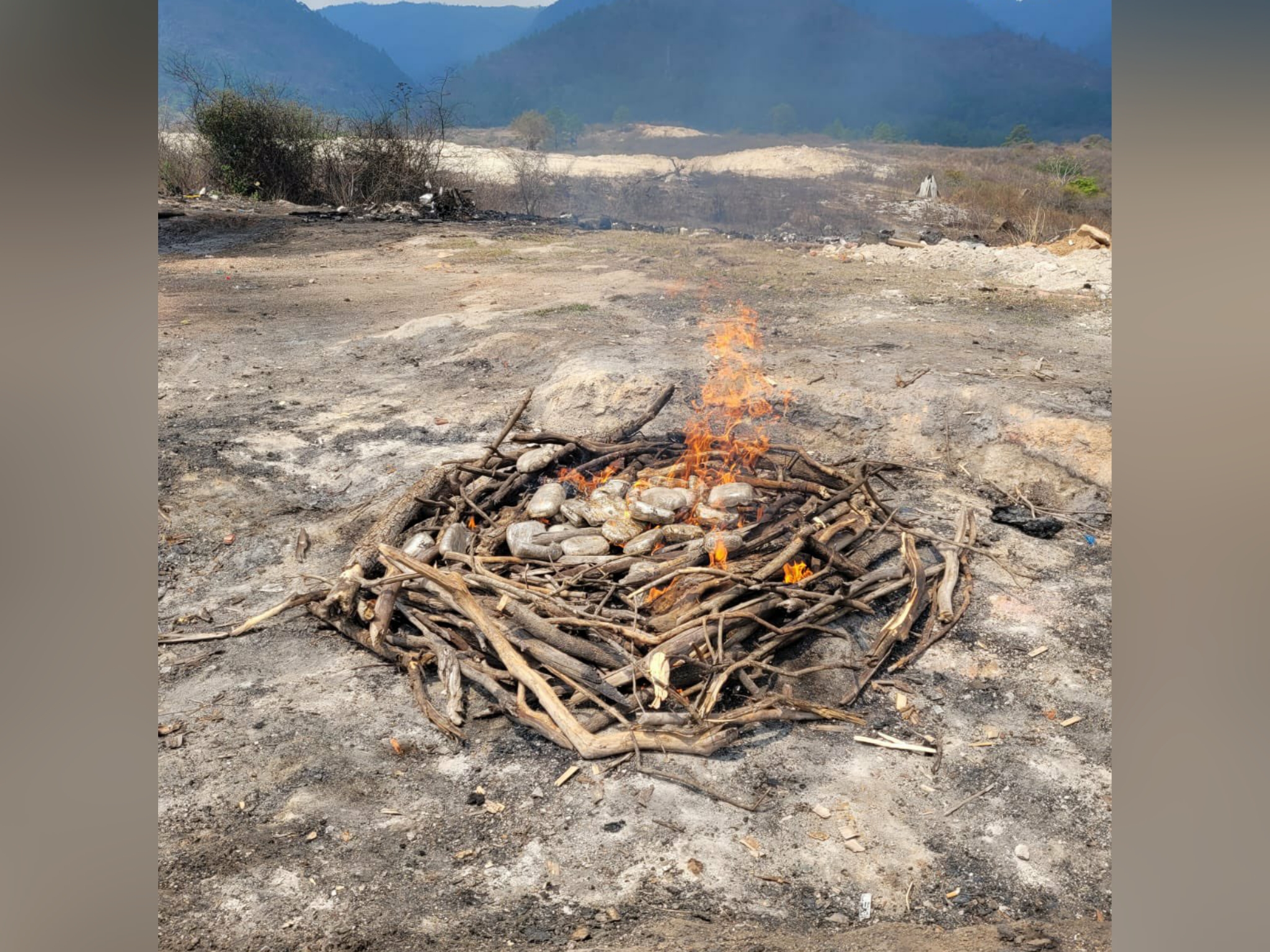Autoridades incineran droga incautada en la zona sur