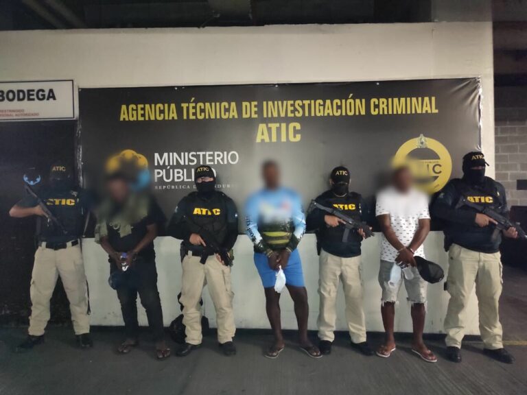 Detención judicial a dos hondureños y un colombiano por tráfico de 107 kilos de cocaína en Gracias a Dios