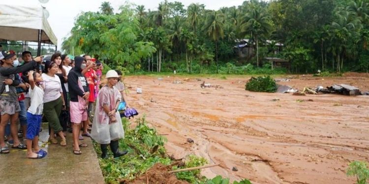 Buscan sobrevivientes de deslizamiento en Filipinas