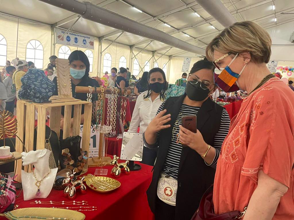 Nueva embajadora de EEUU en Honduras visita el Bazar del Sábado