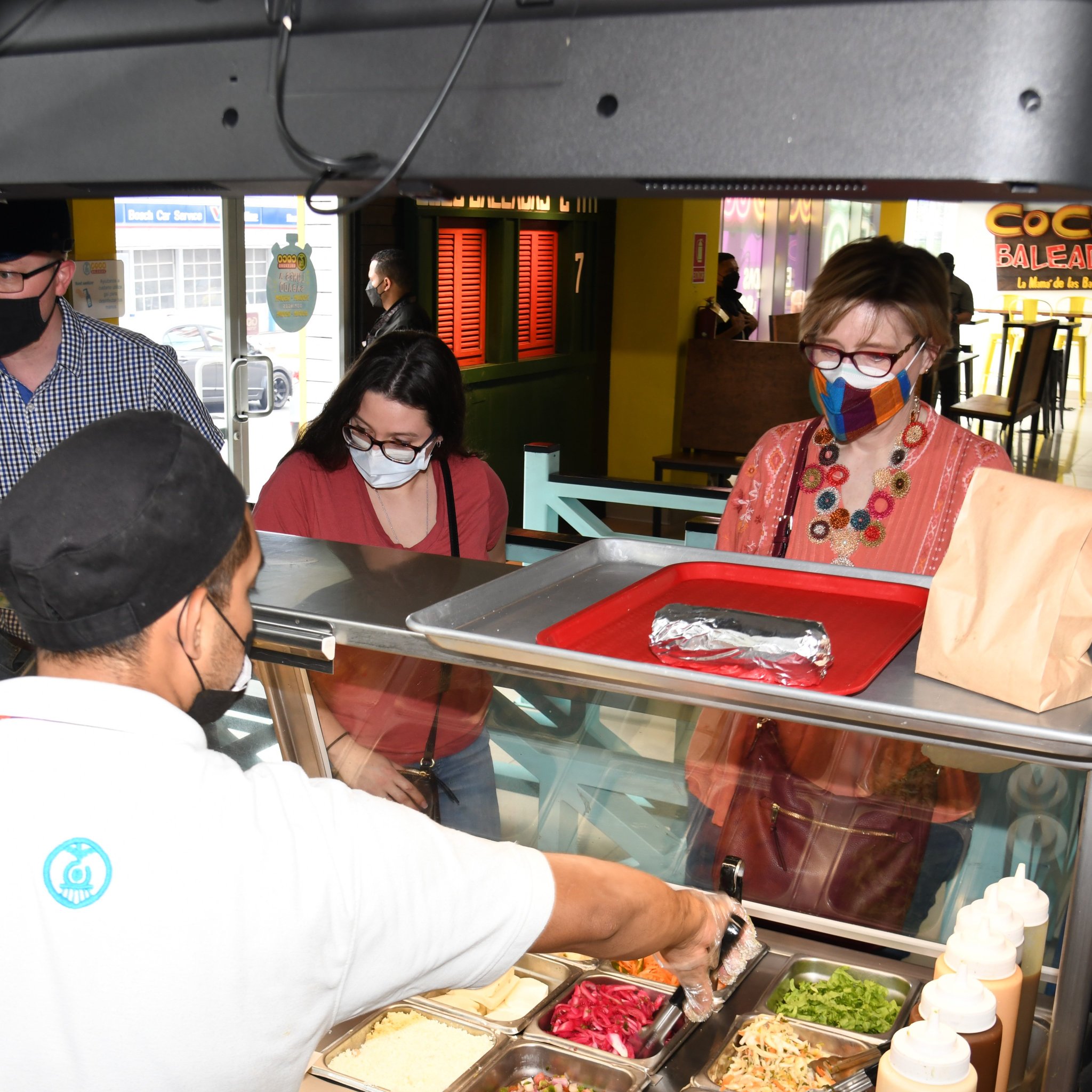 Nueva embajadora de Estados Unidos disfruta de las baleadas en el Mercado de la Feria del agricultor en la capital