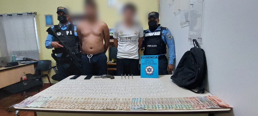 Con más de 250 envoltorios conteniendo supuesta cocaína arrestan a dos sujetos en la zona sur