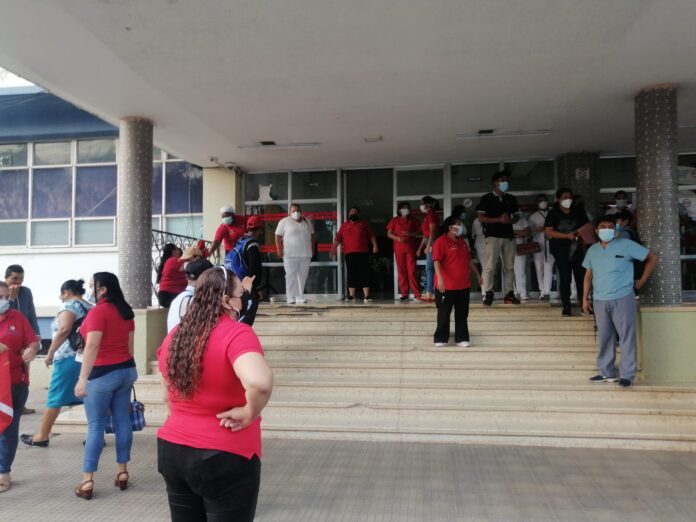 Colectivos de Libre abren portones del Hospital Escuela para exigir cambio de director Colectivos de Libre abren portones del Hospital Escuela para exigir cambio de director