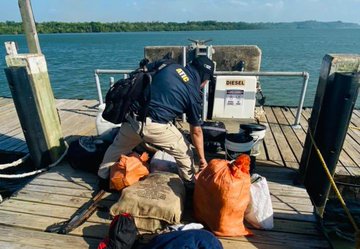 Detienen a dos hondureños y un colombiano con droga y armas en La Mosquitia