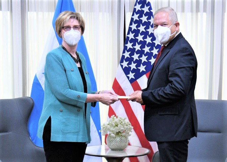Canciller Enrique Reina recibe Copias de Estilo de la embajadora de EEUU