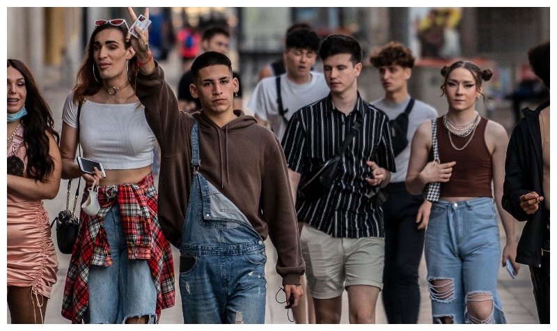 España elimina la mascarilla en la mayoría de interiores después de dos años España elimina la mascarilla en la mayoría de interiores después de dos años