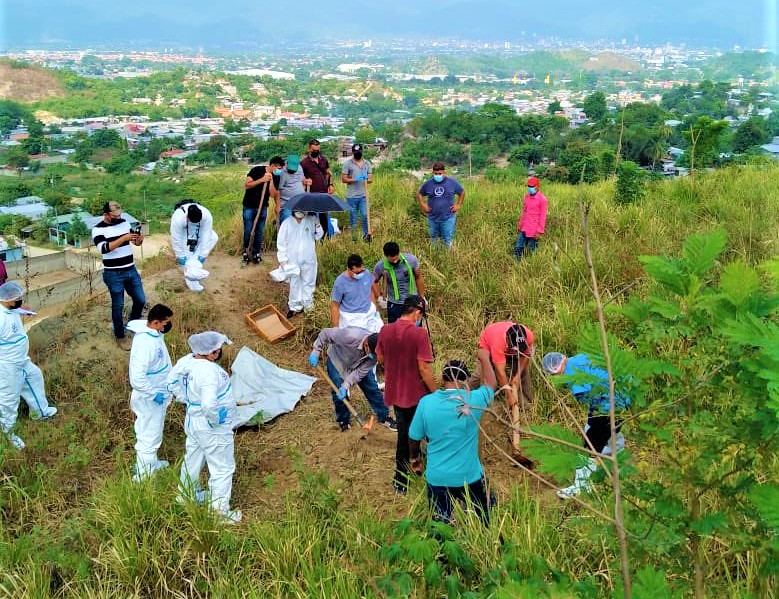 Autoridades encuentran cadáveres en cementerio clandestino en aldea El Carmen de SPS