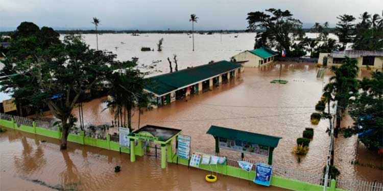 Al menos 24 muertos en Filipinas por deslizamiento de tierra e inundaciones Al menos 24 muertos en Filipinas por deslizamiento de tierra e inundaciones