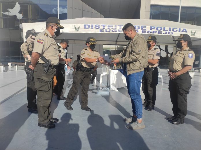 Hondureño recibe reconocimiento por salvar vida de una mujer en Ecuador Hondureño recibe reconocimiento por salvar vida de una mujer en Ecuador