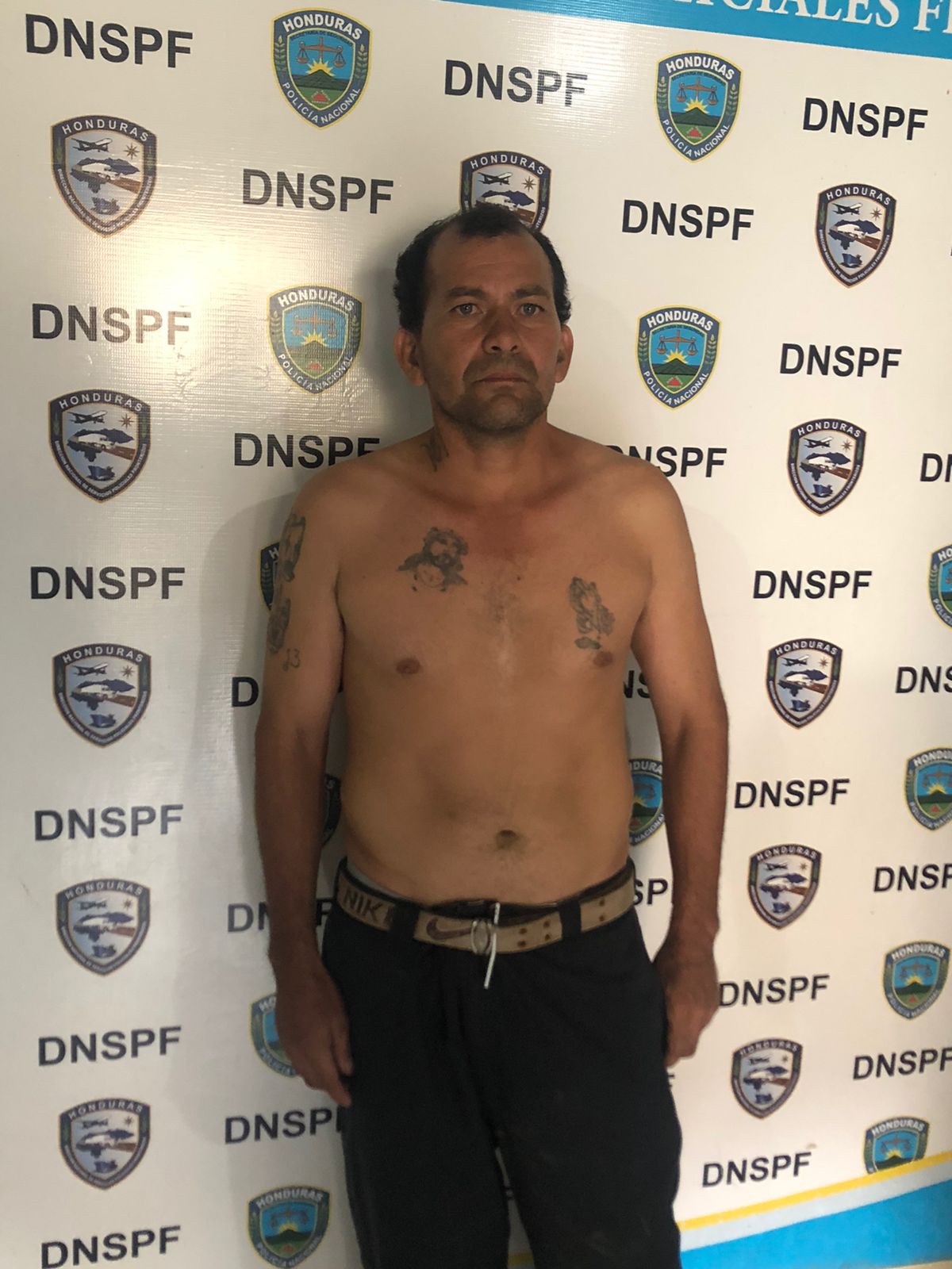 Policías fronterizos detienen y repatrian al sexto pandillero al país de El Salvador