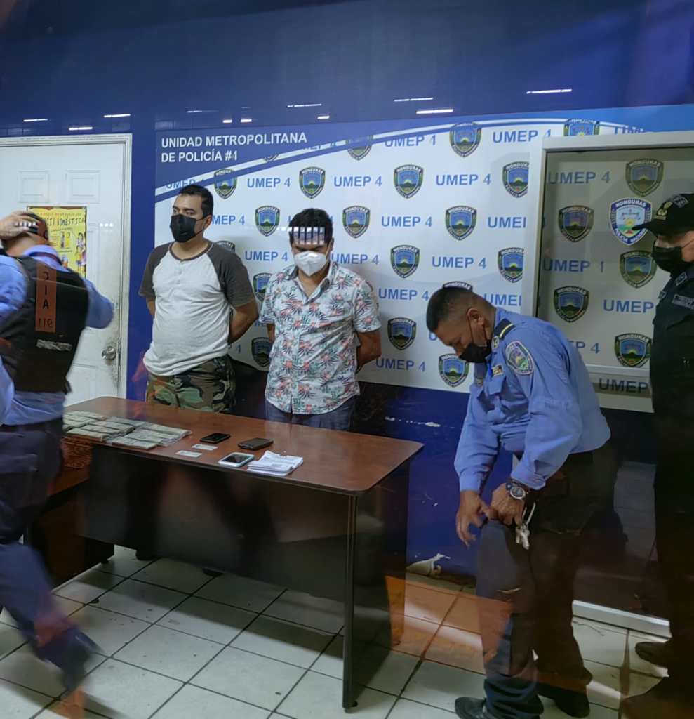 Con 22 mil dólares dentro de automóvil detienen a dos sujetos en la capital