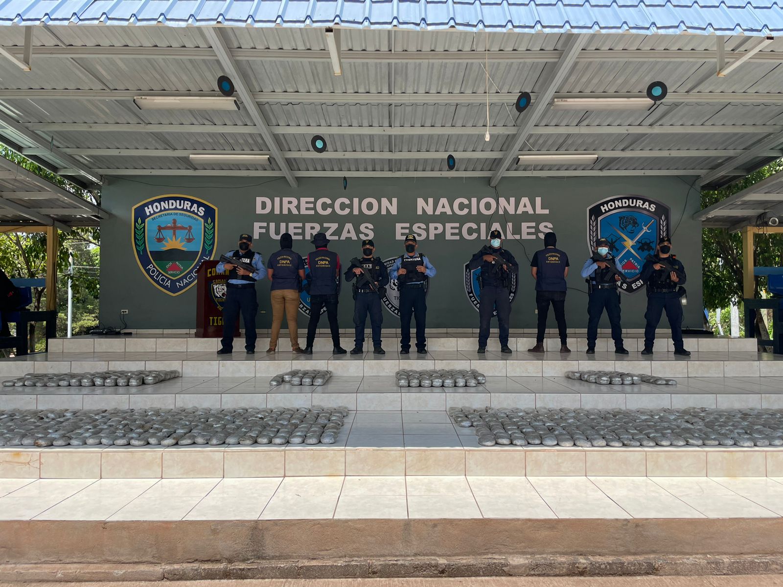 Unos 952 paquetes de supuesta droga se contabiliza luego del decomiso de tres vehículos Unos 952 paquetes de supuesta droga se contabiliza luego del decomiso de tres vehículos