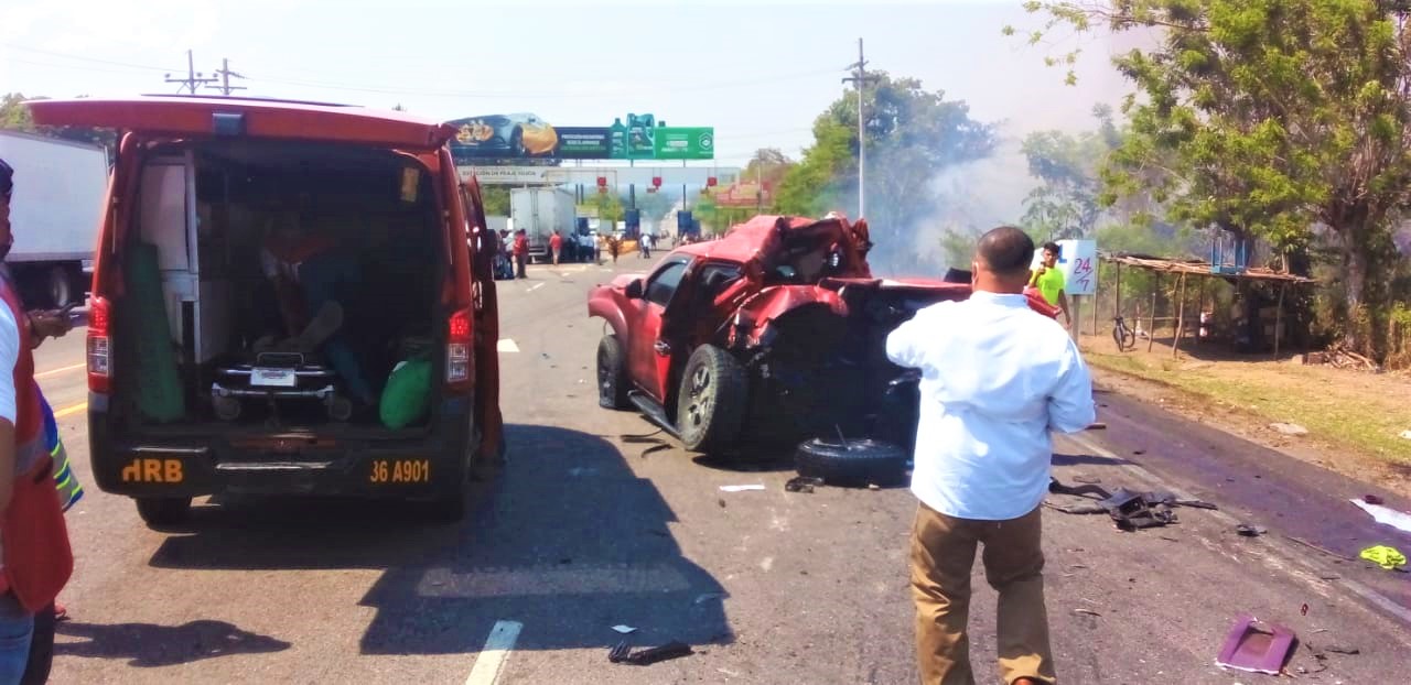 Rastra pierde el control  y deja heridos y daños en el Peaje de Santa Cruz de Yojoa