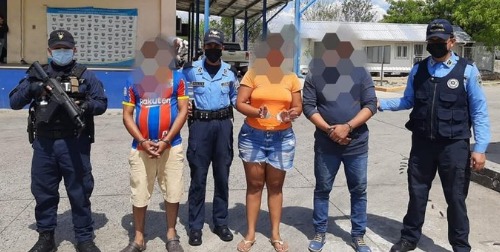 Arrestan a tres personas que trasladaban 17 migrantes irregulares en Choluteca