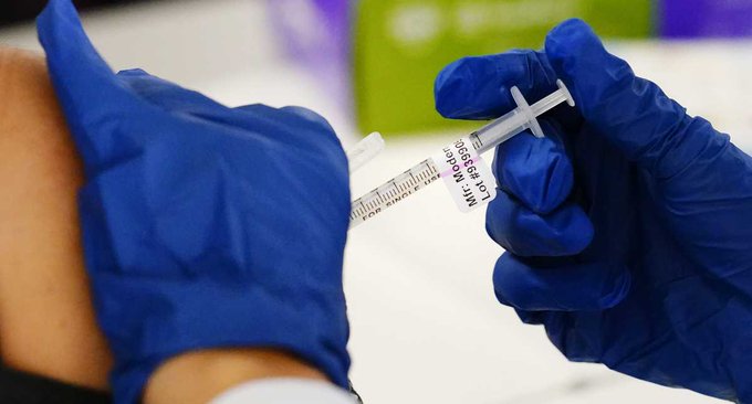 Dosis de vacuna anticovid podría ser obligatoria cada año, según experto