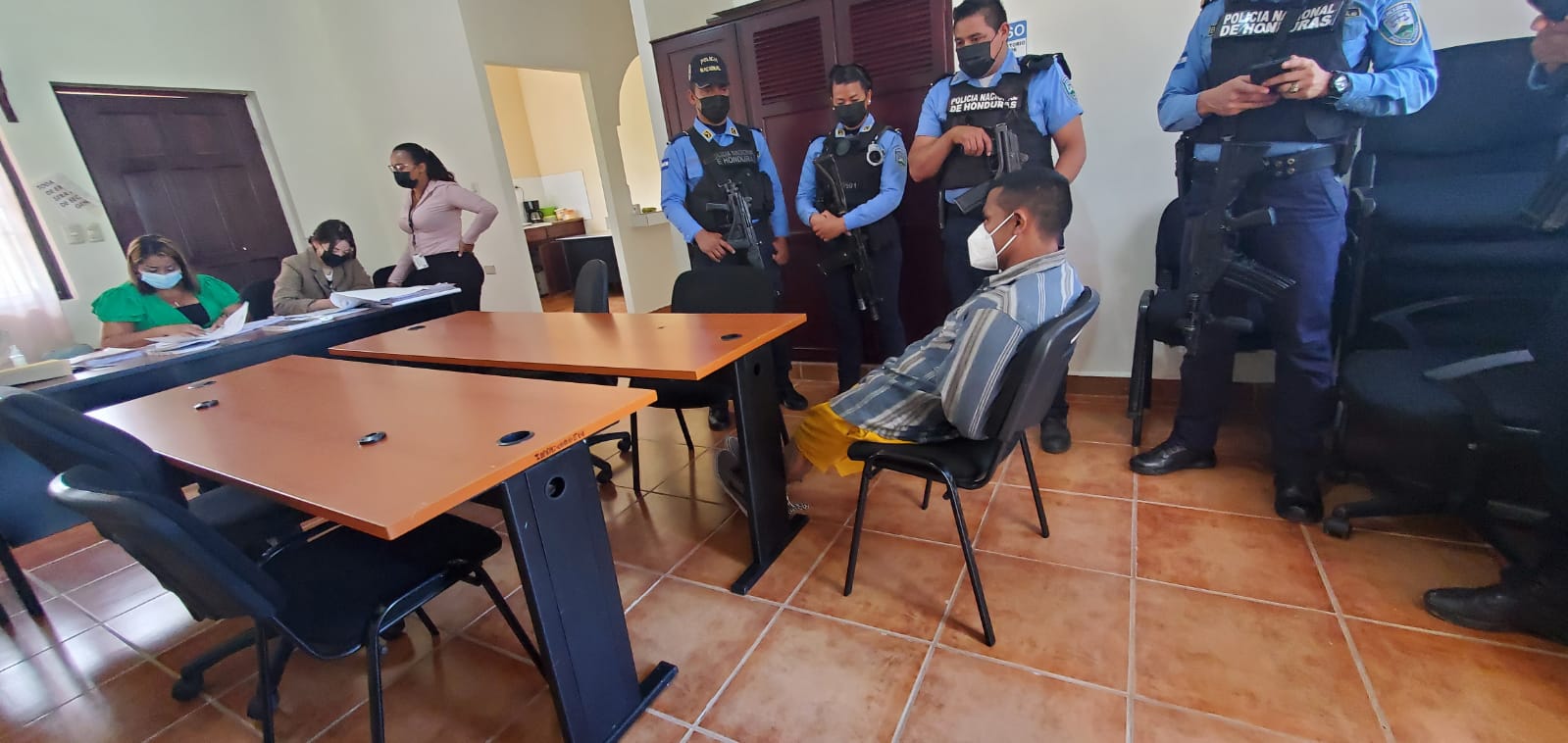 «El Chaparro» es presentado ante un juez para que responda por asesinato múltiple en Yoro