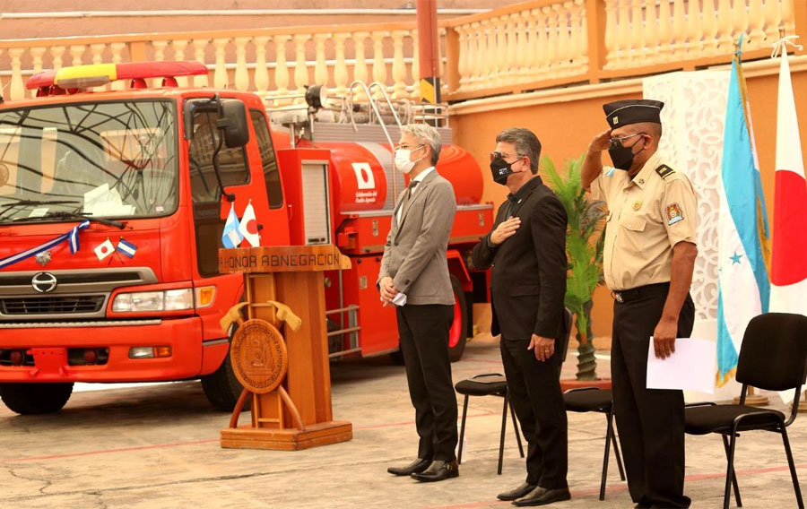 Japón dona tres vehículos acondicionados para el combate de incendios a bomberos hondureños