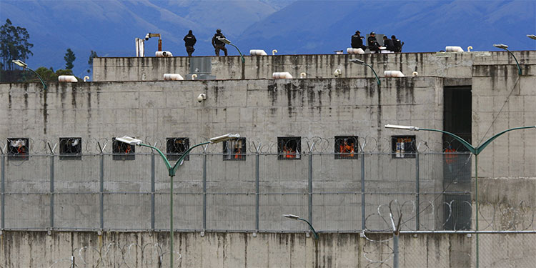 Identifican 17 cuerpos de 20 reos asesinados en cárcel de Ecuador