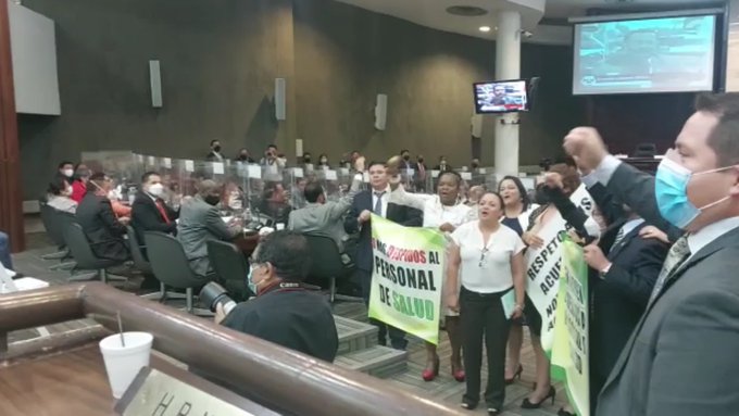 Suspenden sesión en el CN tras conflicto entre diputados de las diferentes bancadas Suspenden sesión en el CN tras conflicto entre diputados de las diferentes bancadas