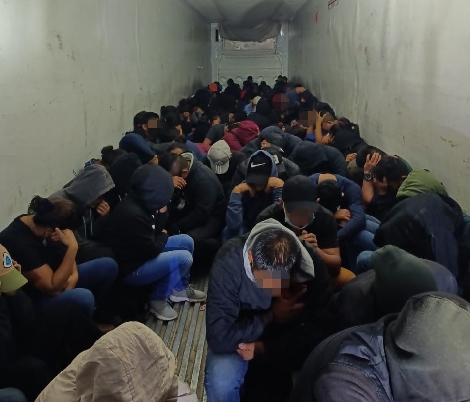Agentes hallan a 133 migrantes hacinados en tractocamión, entre ellos hondureños en el centro de México