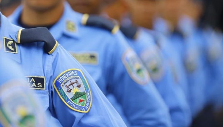 Policías depurados piden a la presidenta Castro ser reintegrados