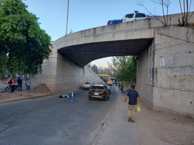 Motociclista muere al caer del puente que hace el retorno del bulevar FFAA al Anillo Periférico Motociclista muere al caer del puente que hace el retorno del bulevar FFAA al Anillo Periférico