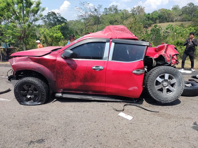 Rastra desenfrenada embiste tres  vehículos y se incendia en Peaje de Yojoa