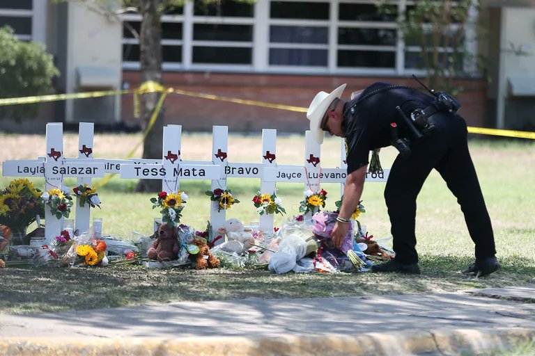 Policía admite su “error” al no ingresar antes de la masacre a la escuela de Texas Policía admite su “error” al no ingresar antes de la masacre a la escuela de Texas