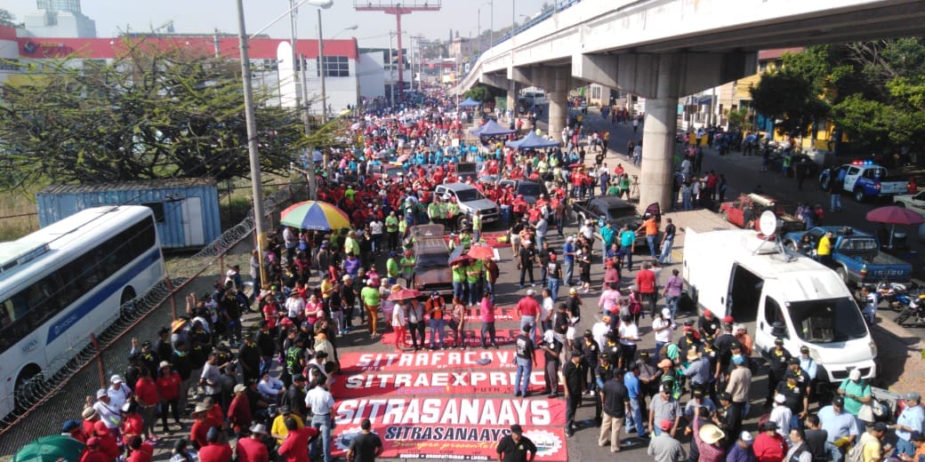 Centrales obreras realizan multitudinarias marchas en el Día Internacional del Trabajo.