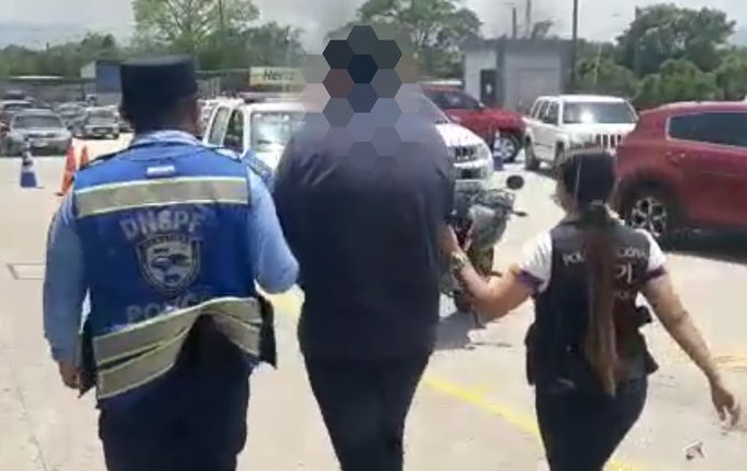 Ciudadano retornado es capturado por tener una cuenta pendiente con la justicia por el delito de extorsión Ciudadano retornado es capturado por tener una cuenta pendiente con la justicia por el delito de extorsión