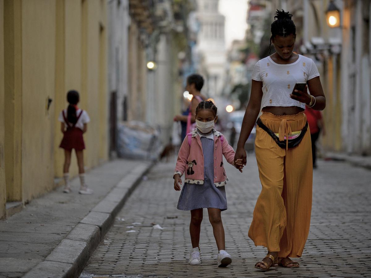 Cuba vive su primer día sin mascarilla en 26 meses