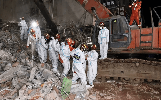 Elevan a 53 los fallecidos por derrumbe de un edificio en China