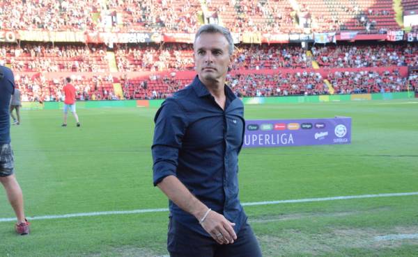 Olimpia confirma la salida del DT argentino Pablo Lavallén