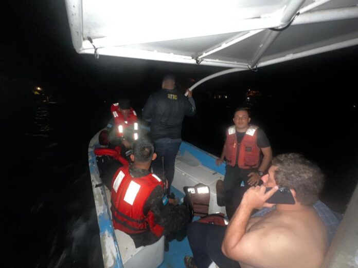 Con vida rescatan a 10 personas que naufragaron en Islas de la Bahía Con vida rescatan a 10 personas que naufragaron en Islas de la Bahía