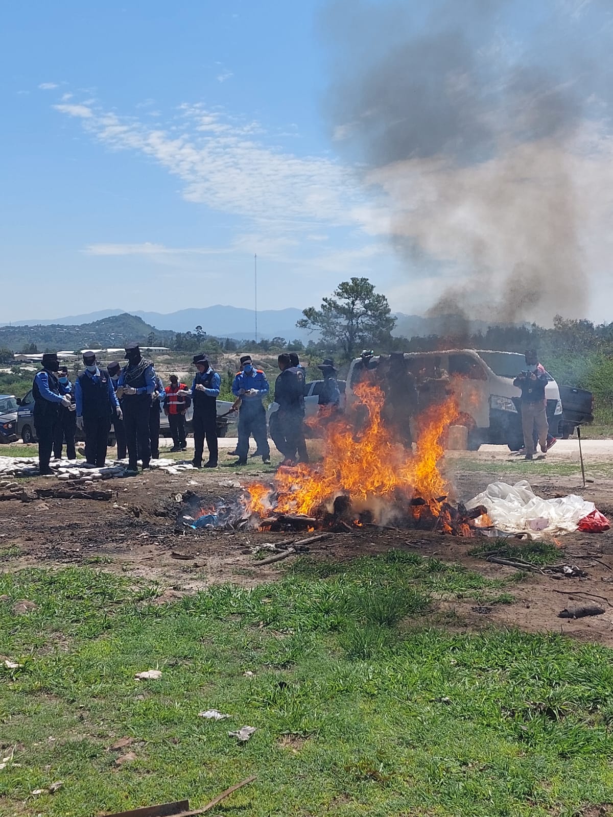 Policía incinera más de 900 libras de marihuana decomisada en El Paraíso y Olancho 
