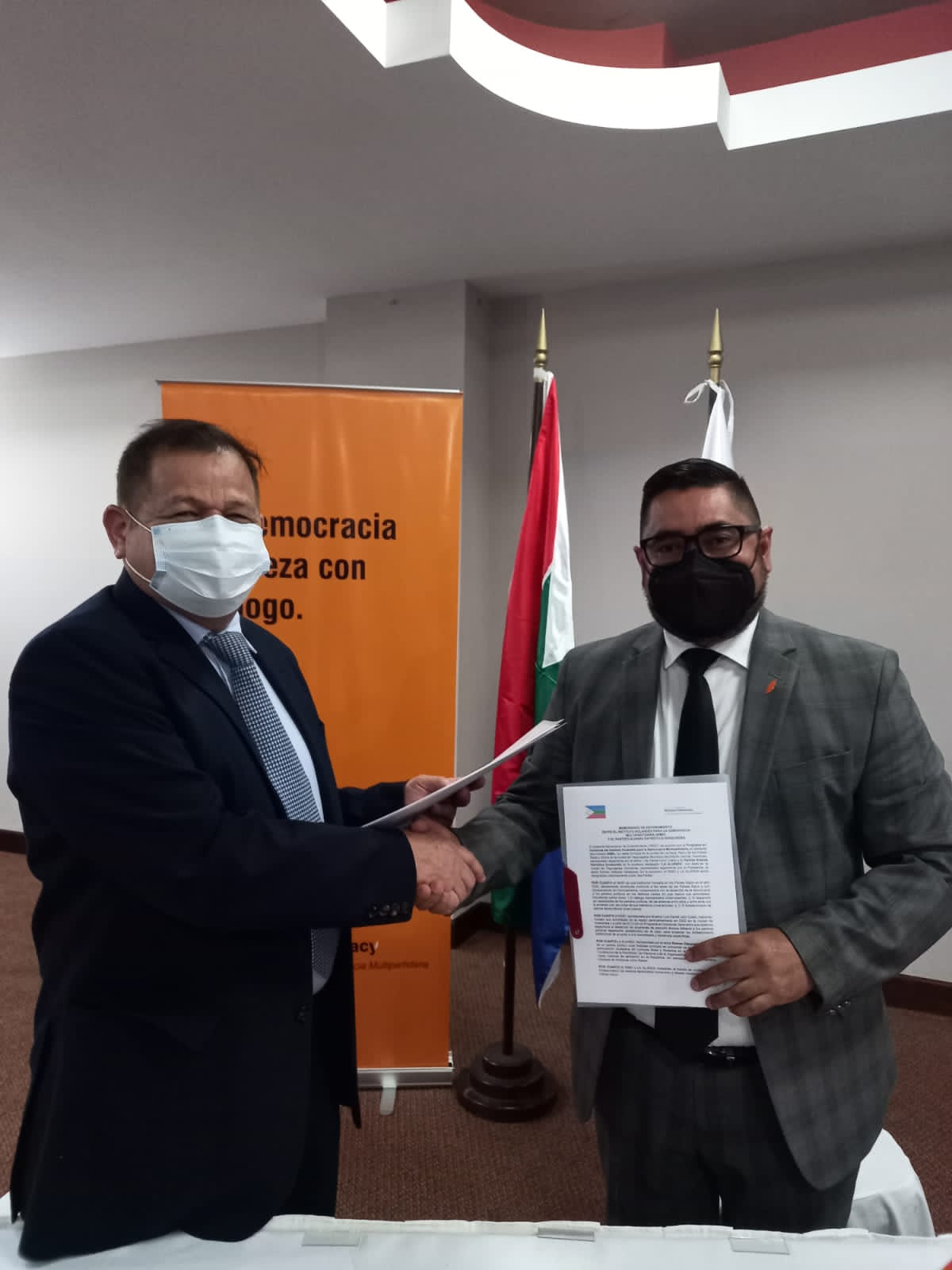 El NIMD y Alianza Patriótica Hondureña firman Memorando de Entendimiento