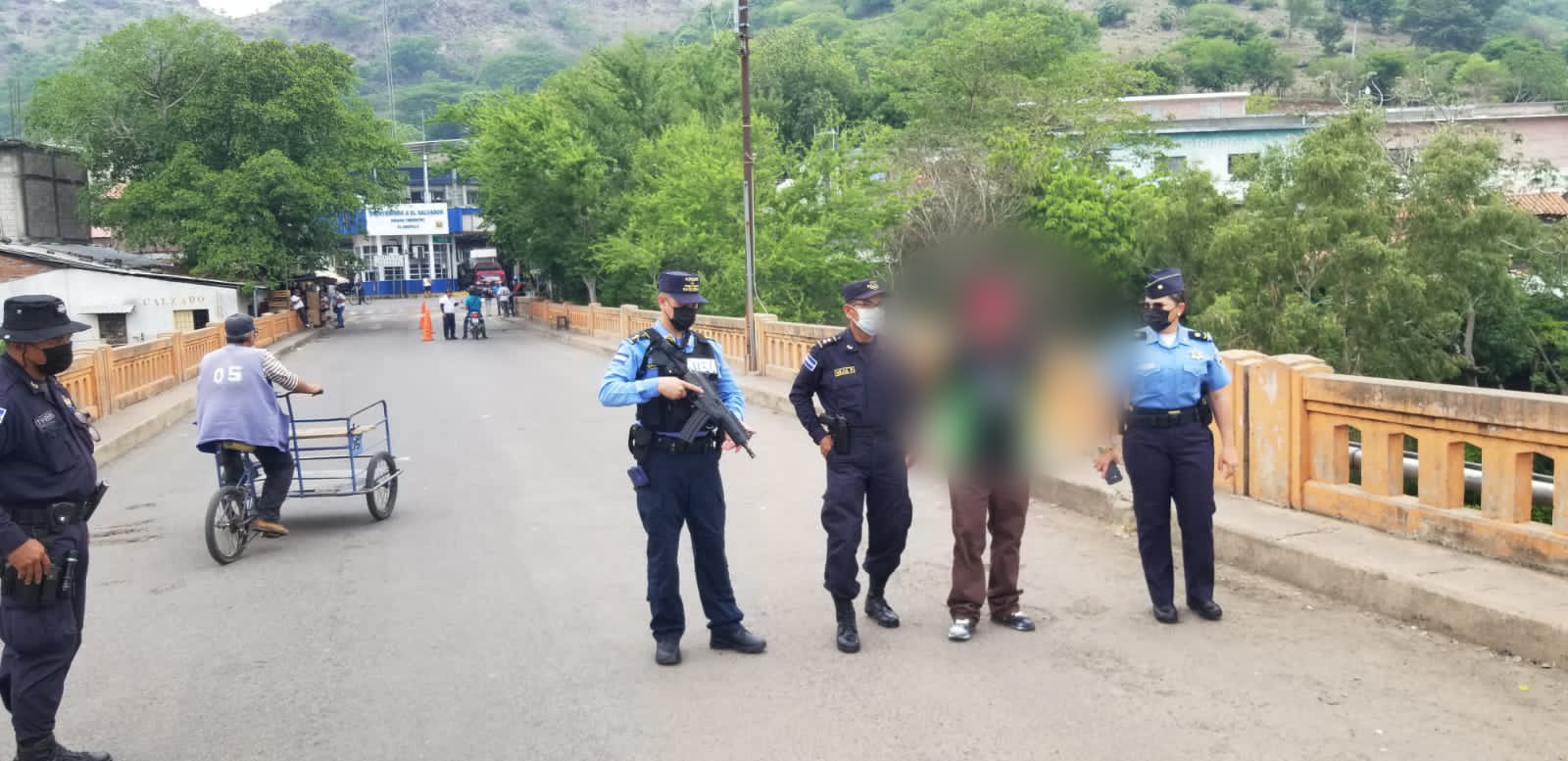 Policía hondureña entregan a sujeto con orden judicial pendiente a autoridades de El Salvador Policía hondureña entregan a sujeto con orden judicial pendiente a autoridades de El Salvador