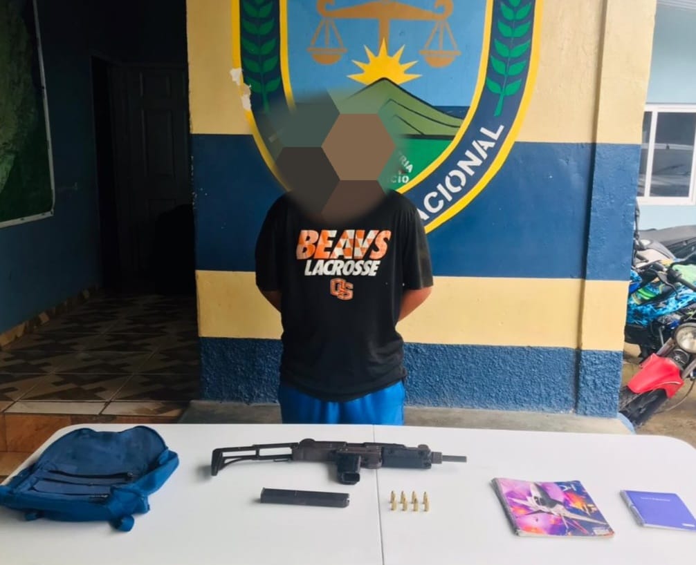 ¡Con arma de guerra y libreta extorsiva! Capturan a «Liru Muerte» supuesto cabecilla de la MS-13 ¡Con arma de guerra y libreta extorsiva! Capturan a «Liru Muerte» supuesto cabecilla de la MS-13