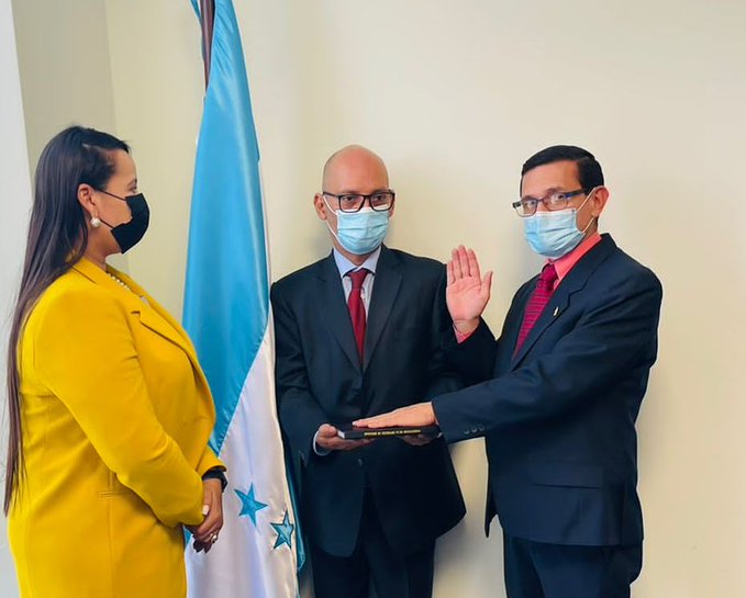 Juramentan al nuevo director del IHSS, José Gaspar Rodríguez Juramentan al nuevo director del IHSS, José Gaspar Rodríguez