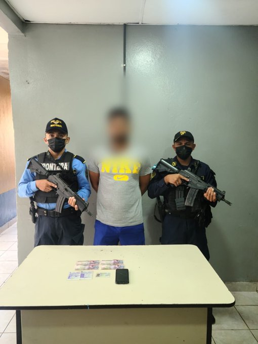 Por trasladar de manera ilegal a dos hondureños y dos cubanos, detienen a sujeto en Santa Bárbara Por trasladar de manera ilegal a dos hondureños y dos cubanos, detienen a sujeto en Santa Bárbara