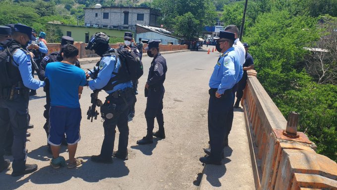 Funcionarios policiales entregan a autoridades de El Salvador a integrante de la MS-13