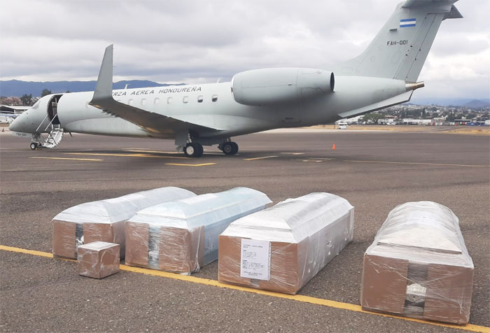 Repatrian cinco cuerpos de migrantes hondureños en avión presidencial
