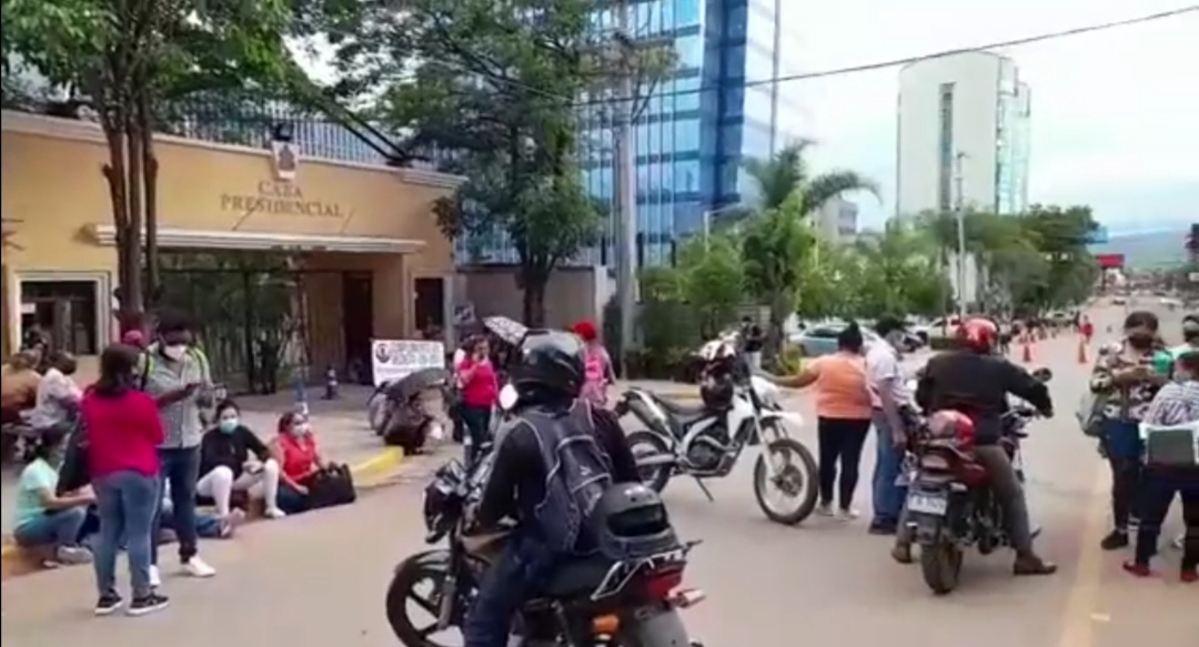 Maestros interinos protestan frente a Casa Presidencial, exigen sus  plazas laborales