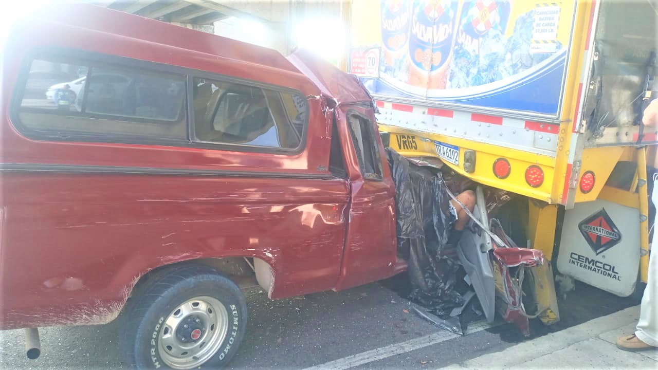 Comayagua: Dos personas fallecen tras impactar contra un camión de cervezas «Salva Vida»