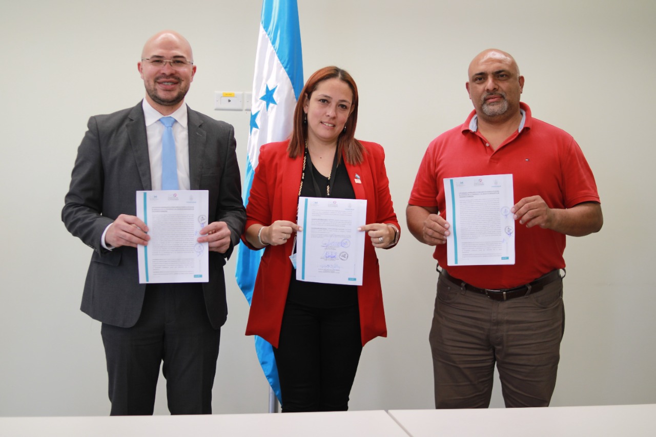 IP y el IHTT firman convenio para la entrega de placas vehiculares
