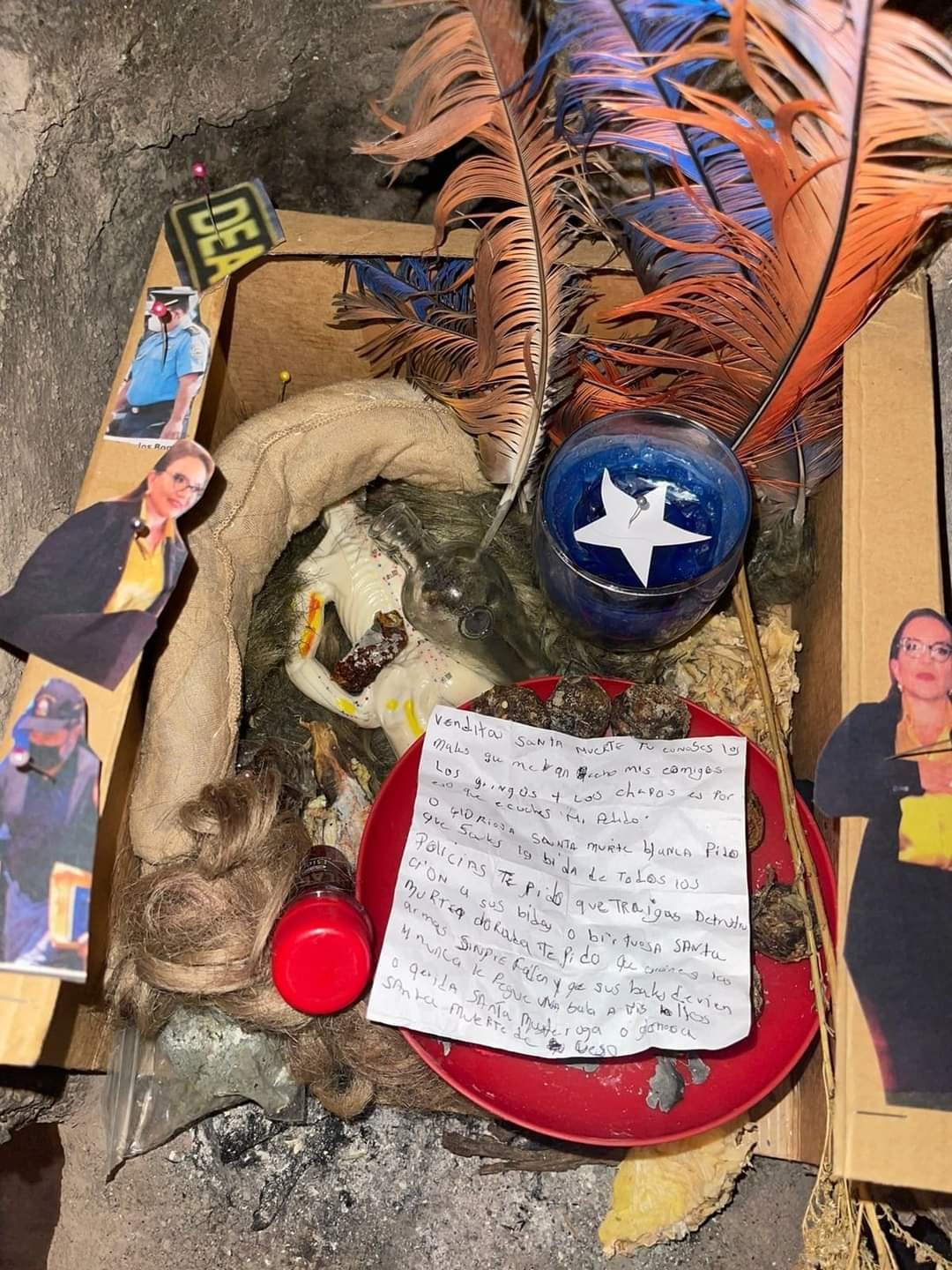 ¡Brujeria! Encuentran carta dirigida a la Santa Muerte pidiendo desgracia y enfermedad para la presidenta y funcionarios policiales ¡Brujeria! Encuentran carta dirigida a la Santa Muerte pidiendo desgracia y enfermedad para la presidenta y funcionarios policiales