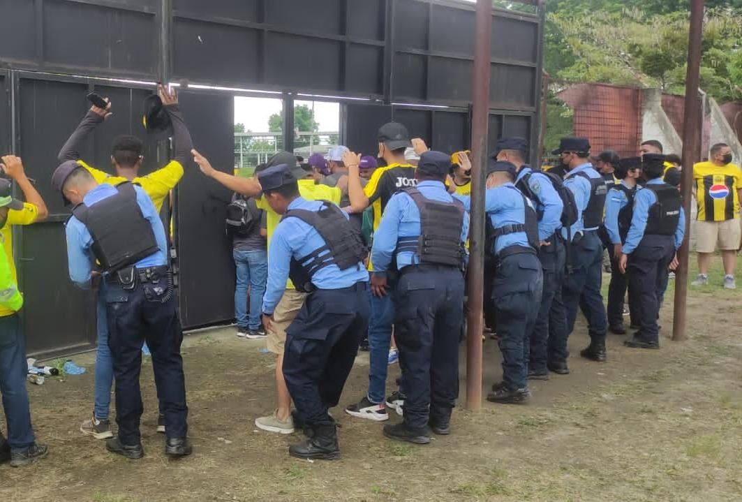 Para encuentro entre Real España vrs Motagua Policía Nacional desde tempranas horas, mantiene el orden en el exterior e interior del Estadio de San Pedro Sula