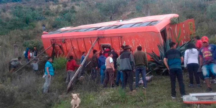 Al menos 11 muertos tras caer un autobús al abismo en región andina de Perú