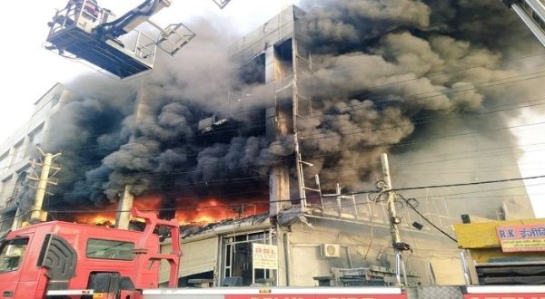 Incendio en capital de India causa al menos 27 fallecidos