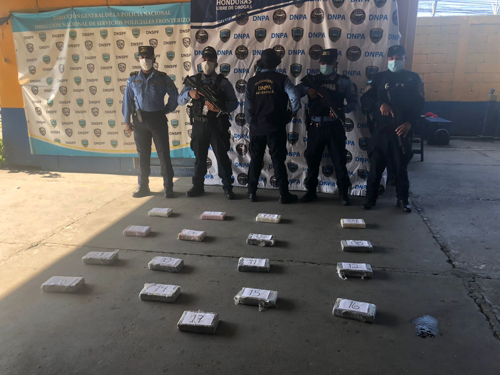 Policia hondureña incauta 17 paquetes de cocaína que pretendían ingresar a Guatemala